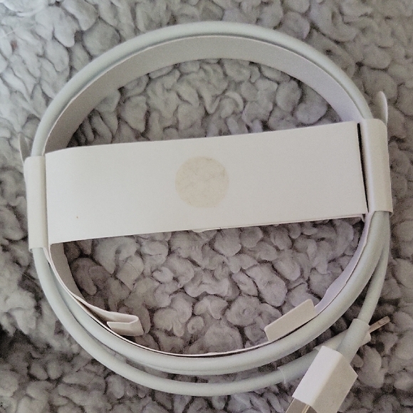 Apple White Headphones with USB Connector - Picture 1 of 1